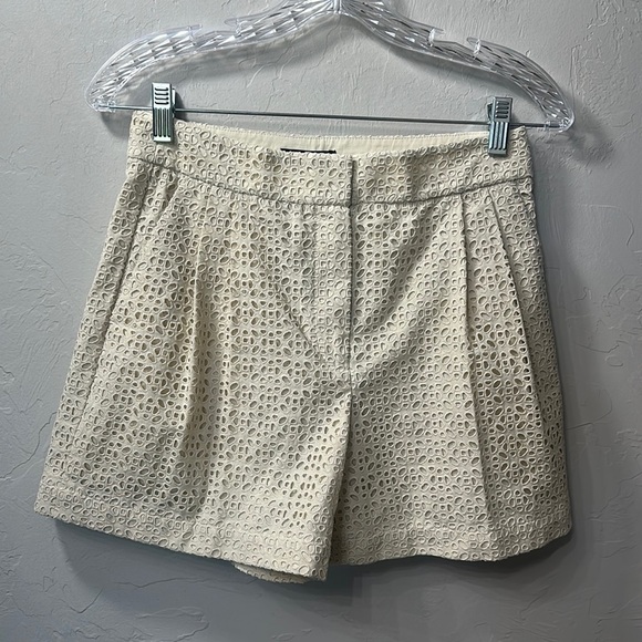 Theory Ecru DB pleat eyelet short size 00.NWT